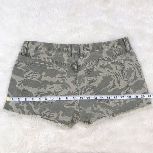 CURRENT/ELLIOTT The Boyfriend Short Cutoffs Broken Camo Print Frayed‎ Sz 28 - Picture 12 of 14